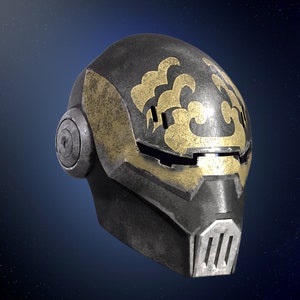 Op de afbeelding: Een zwarte en gouden helm met een gestileerd ontwerp. De helm heeft een vizier en een kinbeschermer.