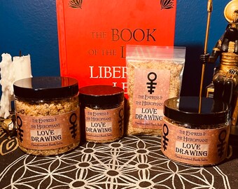Peut inclure: Trois pots en verre de sels de bain avec des étiquettes brunes qui indiquent "The Empress & The Hierophant Love Drawing Handcrafted Bath Salts". Les pots sont sur une surface à motifs noirs et blancs. Un livre rouge avec des lettres dorées qui indiquent "The Book of the Liber" est en arrière-plan.