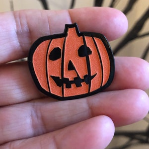Op Halloween geïnspireerde oranje pompoen GLOW in the Dark zacht emaille pin