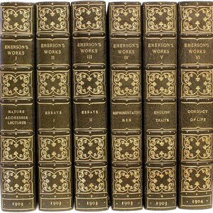 Puede incluir: Una colecci&oacute;n de seis libros antiguos con cubiertas verde oscuro y dise&ntilde;os dorados en relieve. Los lomos indican "Emerson's Works" con n&uacute;meros romanos y t&iacute;tulos como "Essays" y "Conduct of Life". El a&ntilde;o 1903 est&aacute; impreso en la parte inferior de la mayor&iacute;a de los lomos.