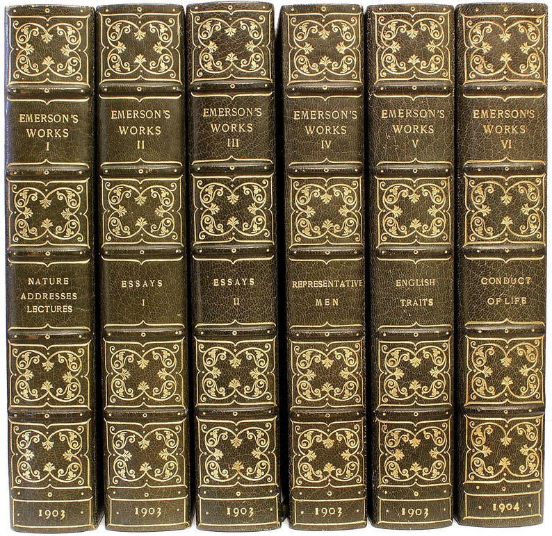 Puede incluir: Una colecci&oacute;n de seis libros antiguos con cubiertas verde oscuro y dise&ntilde;os dorados en relieve. Los lomos indican "Emerson's Works" con n&uacute;meros romanos y t&iacute;tulos como "Essays" y "Conduct of Life". El a&ntilde;o 1903 est&aacute; impreso en la parte inferior de la mayor&iacute;a de los lomos.