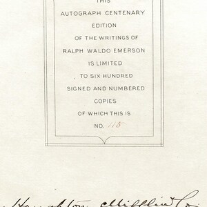 Puede incluir: P&aacute;gina de libro antiguo con marco rectangular que contiene el texto: &laquo;ESTA EDICI&Oacute;N CENTENARIA AUT&Oacute;GRAFA DE LOS ESCRITOS DE RALPH WALDO EMERSON&raquo;. Es una edici&oacute;n limitada a 600 ejemplares firmados, siendo este el n&uacute;mero 115.