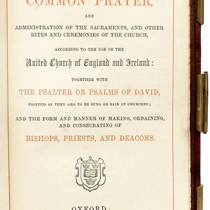 Puede incluir: Un libro antiguo, "The Book of Common Prayer", con texto en tinta negra y roja. Las p&aacute;ginas son de color crema y el lomo es rojo oscuro. Publicado en Oxford en 1852.