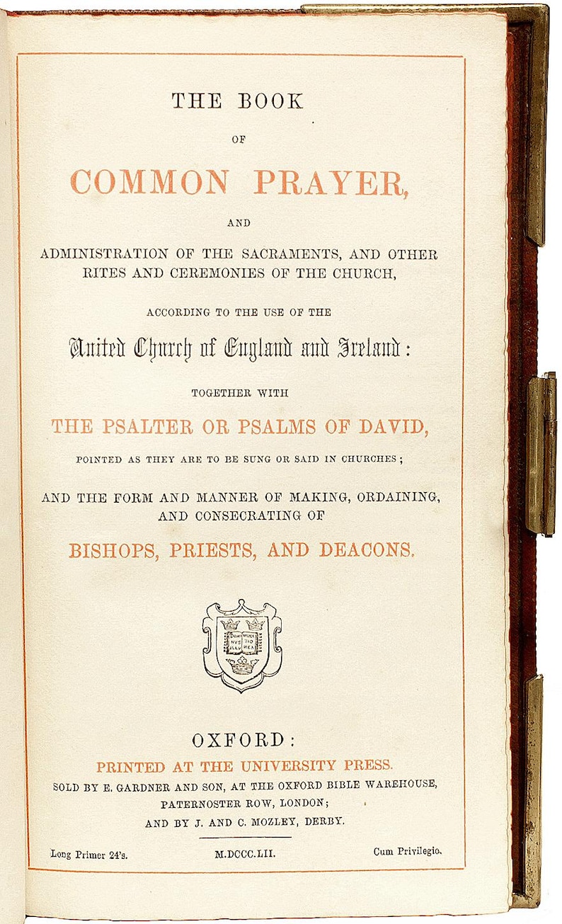 Puede incluir: Un libro antiguo, "The Book of Common Prayer", con texto en tinta negra y roja. Las p&aacute;ginas son de color crema y el lomo es rojo oscuro. Publicado en Oxford en 1852.