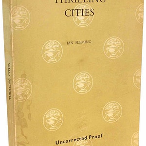 Può includere: Una copertina di libro gialla con il titolo "THRILLING CITIES" di IAN FLEMING. La copertina presenta un motivo ripetitivo di illustrazioni bianche di un vaso con fiori e le lettere "J C". Il testo "Uncorrected Proof" è stampato nella parte inferiore della copertina.
