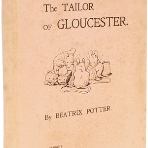 Puede incluir: La portada de un libro titulado "El sastre de Gloucester" de Beatrix Potter. La portada presenta un dibujo de cuatro ratones reunidos alrededor de una pila de recortes de tela.