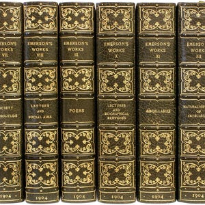 Puede incluir: Una colecci&oacute;n de libros antiguos con cubiertas de cuero verde oscuro y dise&ntilde;os dorados en relieve. Los lomos muestran t&iacute;tulos como "Emerson's Works" y "Poems", con el a&ntilde;o 1904 en la parte inferior. Un conjunto literario cl&aacute;sico.