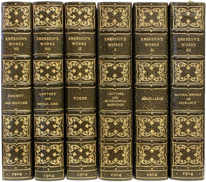 Puede incluir: Una colecci&oacute;n de libros antiguos con cubiertas de cuero verde oscuro y dise&ntilde;os dorados en relieve. Los lomos muestran t&iacute;tulos como "Emerson's Works" y "Poems", con el a&ntilde;o 1904 en la parte inferior. Un conjunto literario cl&aacute;sico.