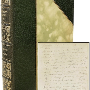 Puede incluir: Un libro antiguo con una cubierta de cuero verde oscuro y letras doradas. El t&iacute;tulo "PERSON'S WORKS VI CONDUCT OF LIFE 1904" es visible. Se incluye una nota manuscrita, con texto sobre votaci&oacute;n y pol&iacute;tica estadounidense.