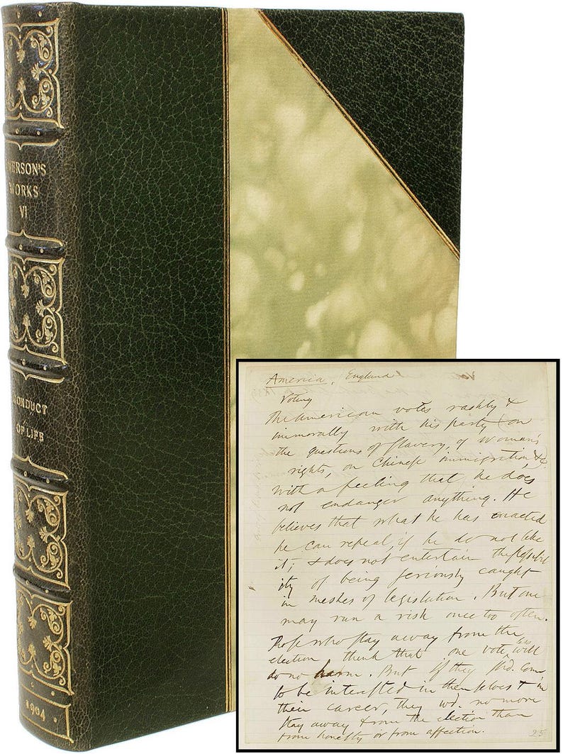 Puede incluir: Un libro antiguo con una cubierta de cuero verde oscuro y letras doradas. El t&iacute;tulo "PERSON'S WORKS VI CONDUCT OF LIFE 1904" es visible. Se incluye una nota manuscrita, con texto sobre votaci&oacute;n y pol&iacute;tica estadounidense.