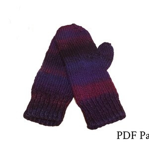 Puede incluir: Un par de mitones de punto morado y burdeos. Los mitones están hechos con un patrón a rayas y tienen un puño de canalé. Patrón PDF.