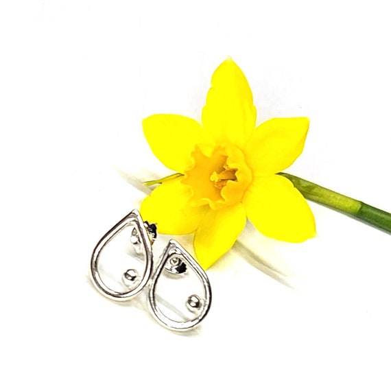 Silver teardrop stud earrings. Teardrop shaped stud earrings. Simple stud earrings. Solid silver stud earrings. Pear-shape earrings.
