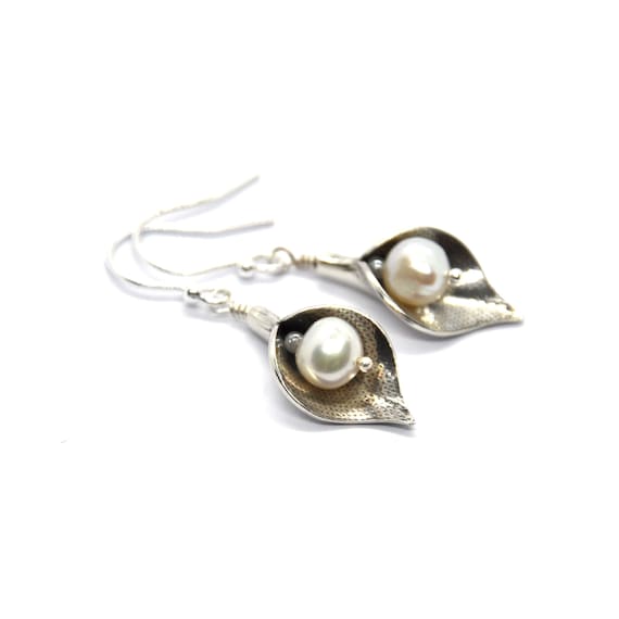 Arum Lily Earrings With Pearls. 925 solid silver. Drop earrings. Flower earrings. Pearl earrings. Wedding jewellery.