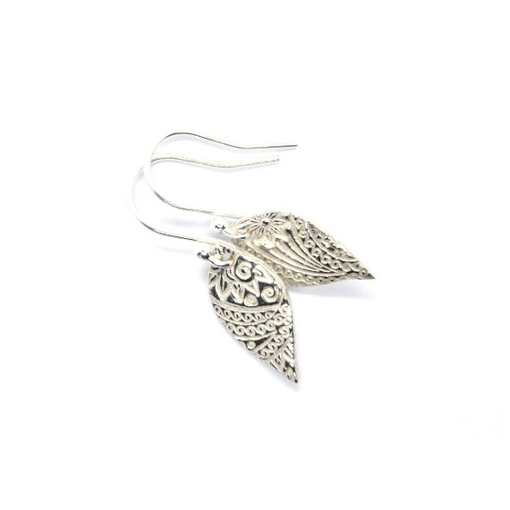 Silver dangle earrings. Textured drop earrings. Leaf shape earrings. 925 solid silver. Patterned drop earrings.