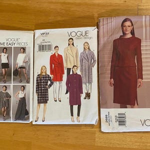 Puede incluir: Tres sobres de patrones de costura Vogue vintage. Los patrones presentan diseños de ropa de mujer, incluyendo abrigos, chaquetas y vestidos. Los sobres muestran imágenes de las prendas terminadas e incluyen el logotipo de Vogue.