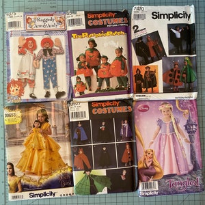 Puede incluir: Una colección de patrones de costura Simplicity para disfraces. Los patrones incluyen Raggedy Ann & Andy, The Pumpkin Patch, 2-Hour Express Collection, un disfraz de mariquita, un disfraz de La Bella y la Bestia y un disfraz de Enredados.