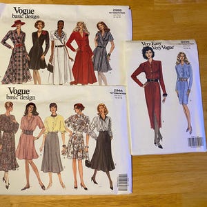 Pode incluir: Vários envelopes de padrões de costura Vogue vintage com ilustrações de designs de roupas femininas. Os padrões incluem vestidos, casacos e blusas em vários estilos e cores. O texto "Vogue basic design" e "Very Easy Very Vogue" é visível.