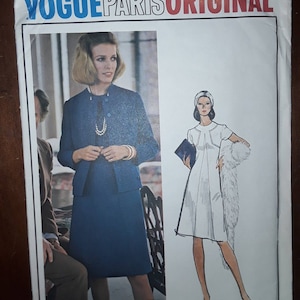 Puede incluir: Patrón de costura Vogue Paris Original número 1109 de Molyneux. El patrón presenta dos diseños: un traje de falda azul y un vestido blanco con estola de piel.