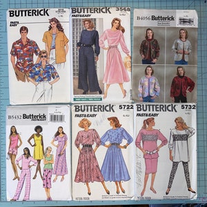 Könnte beinhalten: Eine Sammlung von neun Vintage-Schnittmustern für Damenbekleidung. Die Schnittmuster stammen von Butterick und bieten eine Vielzahl von Stilen, darunter Oberteile, Kleider, Röcke, Hosen und Jacken. Die Schnittmuster sind in verschiedenen Farben, darunter Pink, Blau, Grün und Rot.