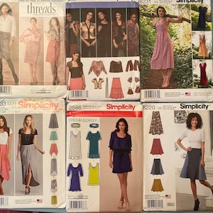 Puede incluir: Una colección de patrones de costura Simplicity que presentan varios estilos de faldas y vestidos. Los patrones están impresos en papel blanco con ilustraciones y texto coloridos. Los patrones incluyen las tallas HS, 24 y 34-42.