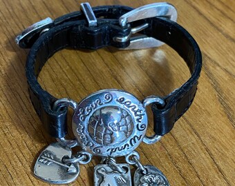 Pulsera de cuero Brighton con dijes de mar, viento, amor, tierra, flor, pájaro y flecha. Retirada. Idea de regalo.