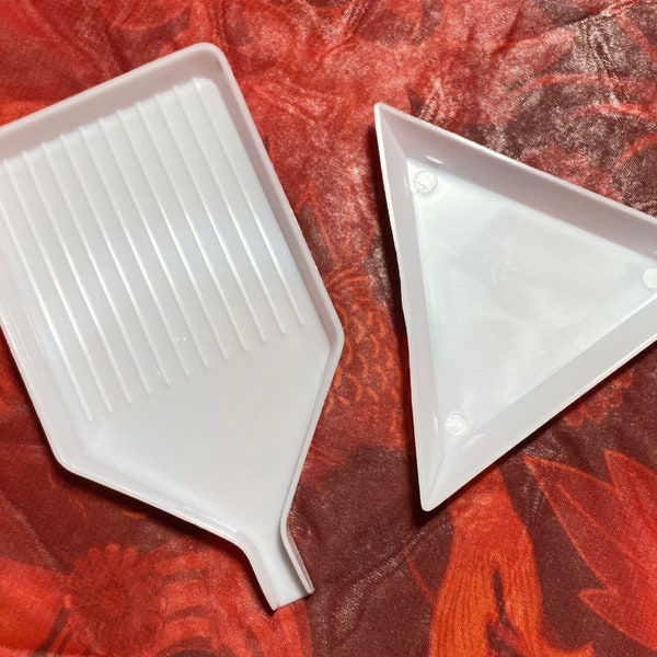 Diamond Art Tray or Triangle Tray, White Plastic Sorting Tray for Rhinestones, Beads, Charms, Crafts tools, Diamond Painting Tools