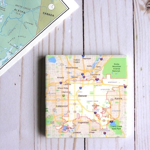 Benutzerdefinierte Reise Karte Sandstein Stadt Untersetzer, personalisierte Reise Housewarming Geschenk der Weltkarte, Vintage mittlere Erde Karte Kunst trinken Untersetzer Set
