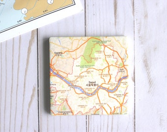 Posavasos con mapa personalizado, regalo para compañeros de viaje, posavasos de viaje personalizados, posavasos de arenisca con mapa del mundo, juego de posavasos de piedra con mapa de ciudad personalizado.