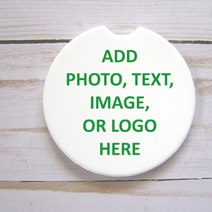 Op de afbeelding: Ronde witte onderzetter met de tekst "ADD PHOTO, TEXT, IMAGE, OR LOGO HERE" in groen.