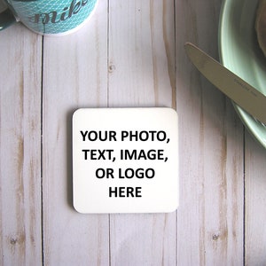 Puede incluir: Posavasos cuadrado blanco con el texto "YOUR PHOTO, TEXT, IMAGE, OR LOGO HERE" impreso en negro.