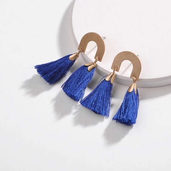 U-form metal earrings with mini tassels