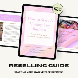 Könnte beinhalten: Ein digitales Tablet zeigt einen Leitfaden mit dem Titel "How to Start A Vintage Toy Business". Das Cover ist hellrosa mit Text in einer weichen, eleganten Schriftart. Der Leitfaden ist eine Schritt-für-Schritt-Anleitung, um ein Vintage-Spielzeuggeschäft zu gründen. Das Bild enthält auch den Text "Reselling Guide".