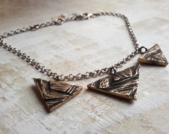 Bracelet with triangular charms in bronze and silver chain, rolo bracelet with pendants, handcrafted bracelet.