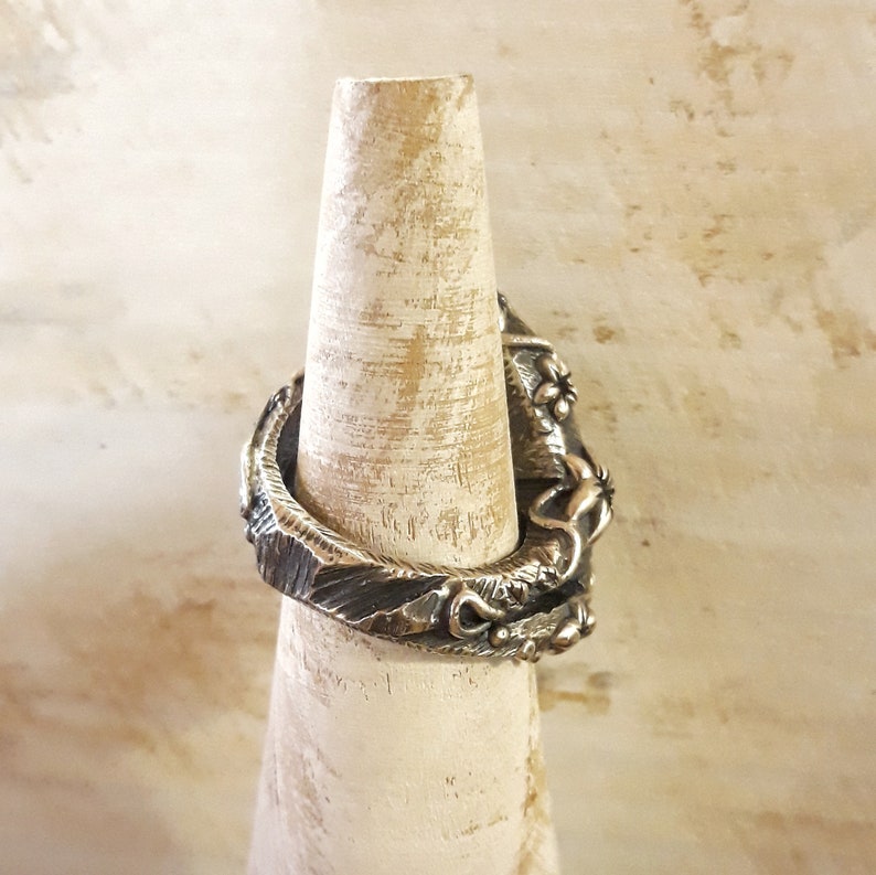 cocktail ring. Woman ring in silver and labradorite stone floral woman ring with stone