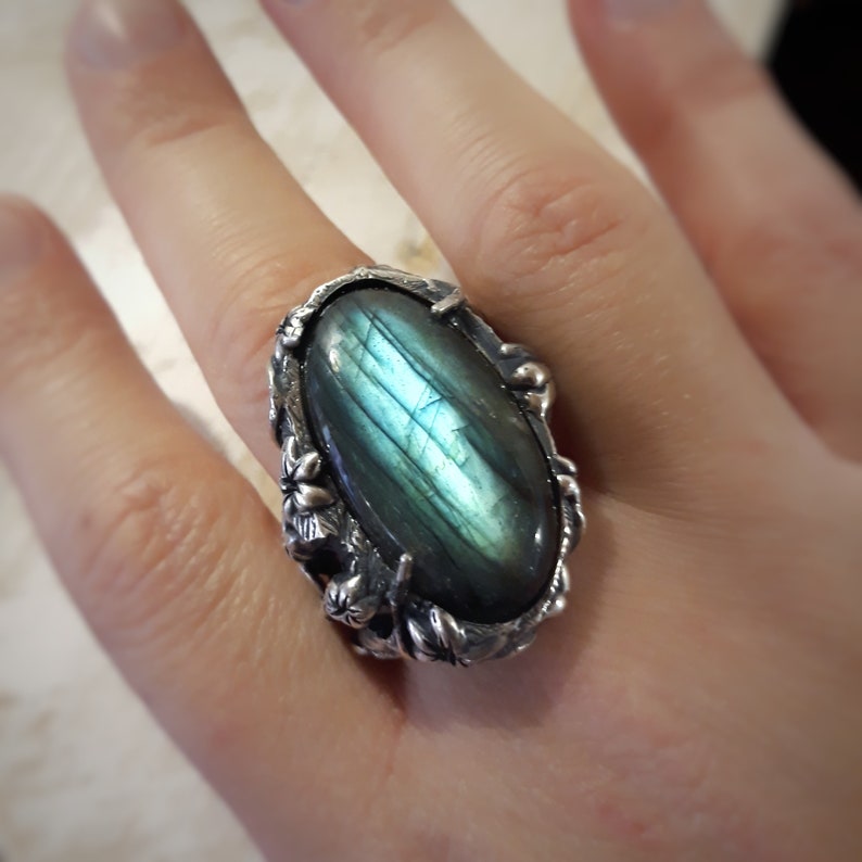 cocktail ring. Woman ring in silver and labradorite stone floral woman ring with stone