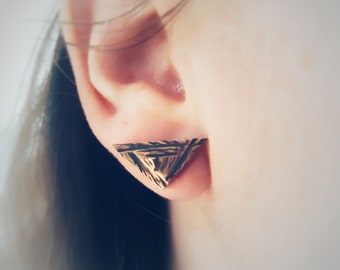 Boucles d'oreilles triangle en bronze avec papillon en argent, boucles d'oreilles lobes artisanales, boucles d'oreilles boutons, boucles d'oreilles géométriques.