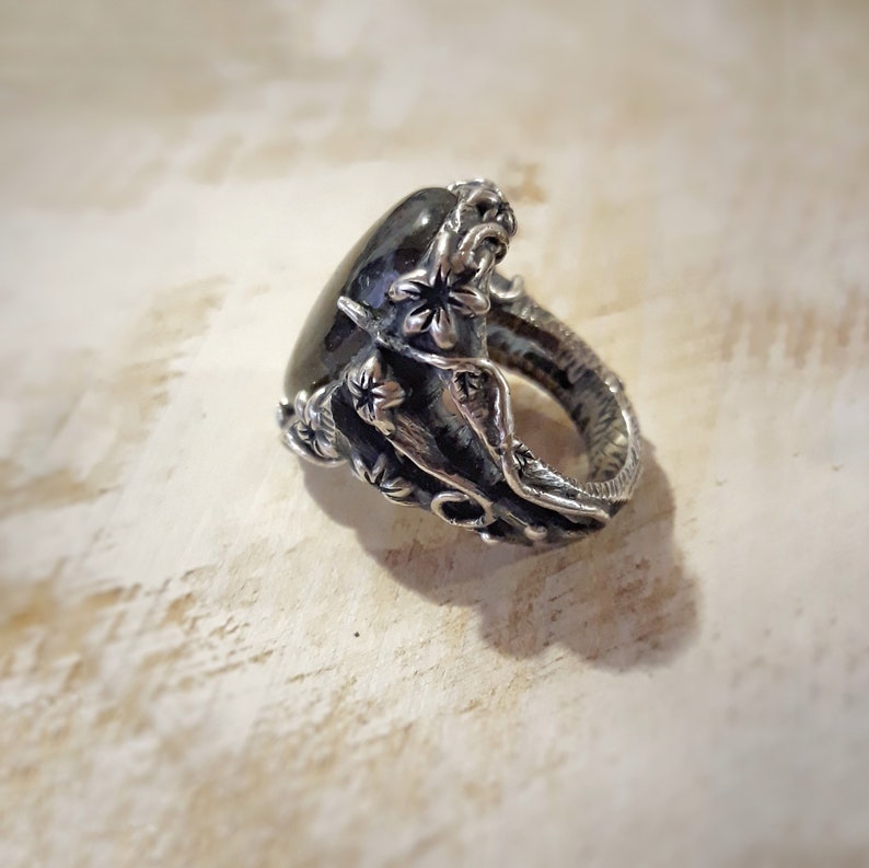 cocktail ring. Woman ring in silver and labradorite stone floral woman ring with stone