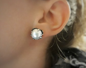 Stud earrings in silver and mabe pearl, stud earrings with pearl and butterfly and pin closure, gift idea for women.