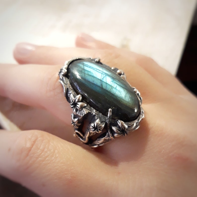 cocktail ring. Woman ring in silver and labradorite stone floral woman ring with stone