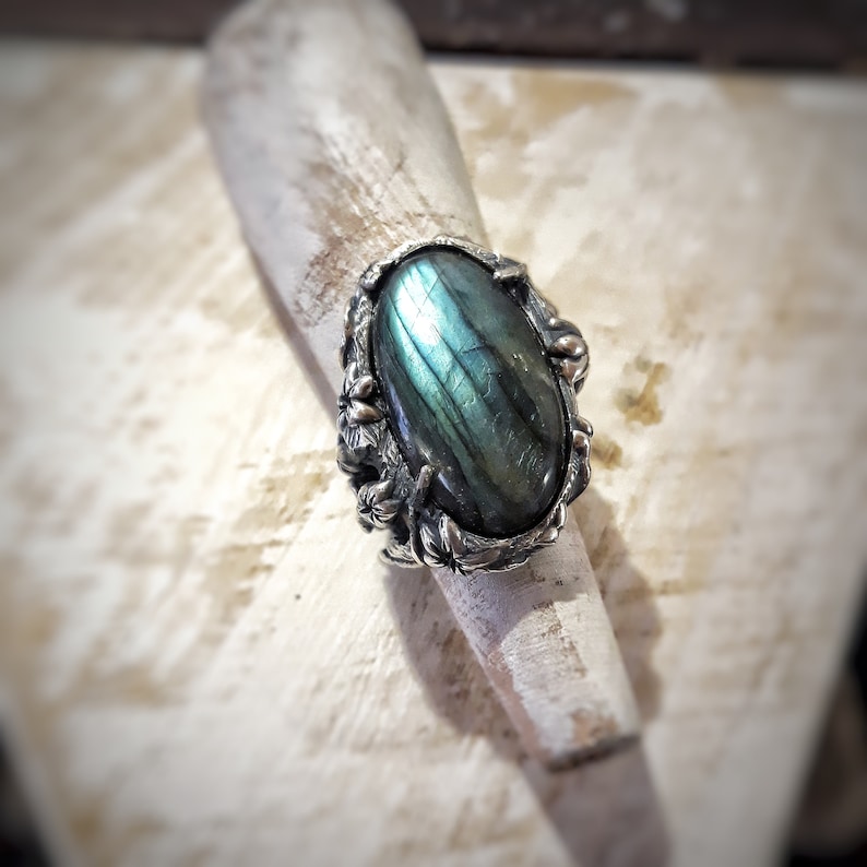 cocktail ring. Woman ring in silver and labradorite stone floral woman ring with stone