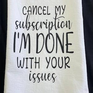 Puede incluir: Toalla de cocina blanca con el texto "CANCEL MY subscription I'M DONE WITH YOUR issues" en escritura negra. La toalla tiene una apariencia texturizada y probablemente está hecha de algodón o una tela similar.