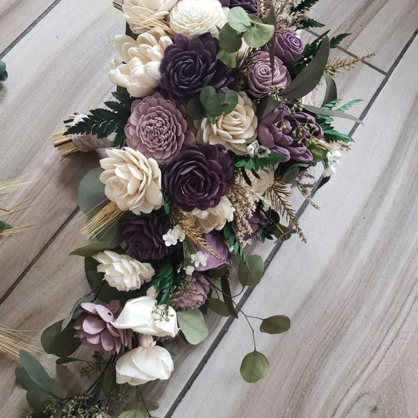 Plum cascading bouquet | plum wisteria and quartz wedding flowers | bridal bouquet