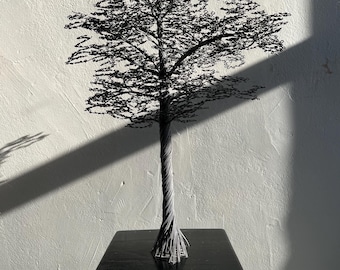 Escultura de árbol de alambre