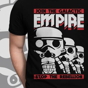 Puede incluir: Camiseta negra con un gráfico blanco de Stormtroopers de Star Wars. El texto "Join the Galactic Empire" y "Stop the Rebellion" está impreso en rojo.
