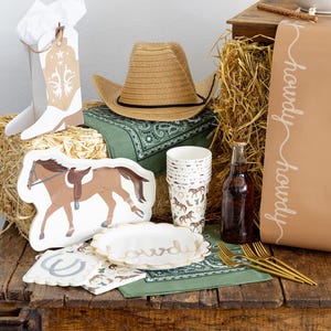 Fête d'anniversaire de cow-boy : assiettes et serviettes de table, boîtes de friandises, chemin de table