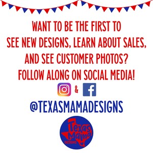 K&ouml;nnte beinhalten: Textgrafik mit den Worten "WANT TO BE THE FIRST TO SEE NEW DESIGNS, LEARN ABOUT SALES, AND SEE CUSTOMER PHOTOS? FOLLOW ALONG ON SOCIAL MEDIA!" mit Instagram- und Facebook-Symbolen und dem Text "@TEXASMAMADESIGNS" darunter. Ein Logo f&uuml;r Texas Mama Designs befindet sich am unteren Rand der Grafik.
