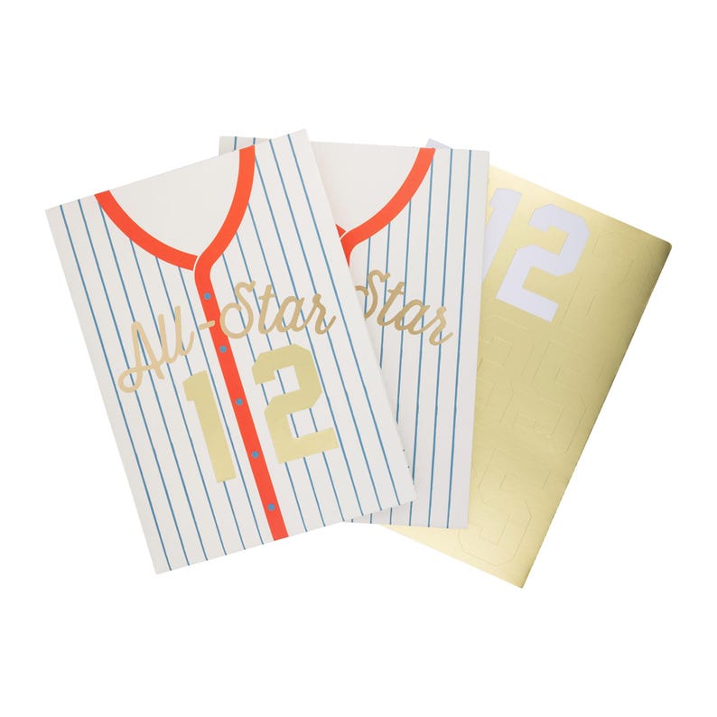 Op de afbeelding: Drie kaarten met een baseballshirt-ontwerp. De kaart links heeft de tekst "All-Star 12" in gouden letters op een wit-blauwe gestreepte achtergrond. De kaart in het midden heeft de tekst "Star" in gouden letters op een wit-blauwe gestreepte achtergrond. De kaart rechts is goudkleurig met een wit nummer "12" erop.