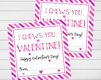 Może przedstawiać: Dwie walentynkowe kartki w różowo-białe paski z tekstem "I Chews You, Valentine!" i "Happy Valentine's Day!"  Kartki mają miejsce na wpisanie "From," i wzór serca.
