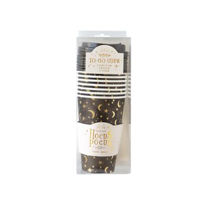 K&ouml;nnte beinhalten: Eine Packung mit 8 schwarzen und goldenen Pappbechern mit einem Mond- und Sternenmuster. Die Becher sind mit "To-Go Cups" und "Hocus Pocus Co." beschriftet.
