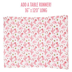 K&ouml;nnte beinhalten: Rosa-wei&szlig;er Tischl&auml;ufer mit einem sich wiederholenden Muster aus rosa Cowboystiefeln, Kakteen und Sternen. Der Text "ADD A TABLE RUNNER! 16" x 120" LONG" ist auf dem Bild gedruckt.
